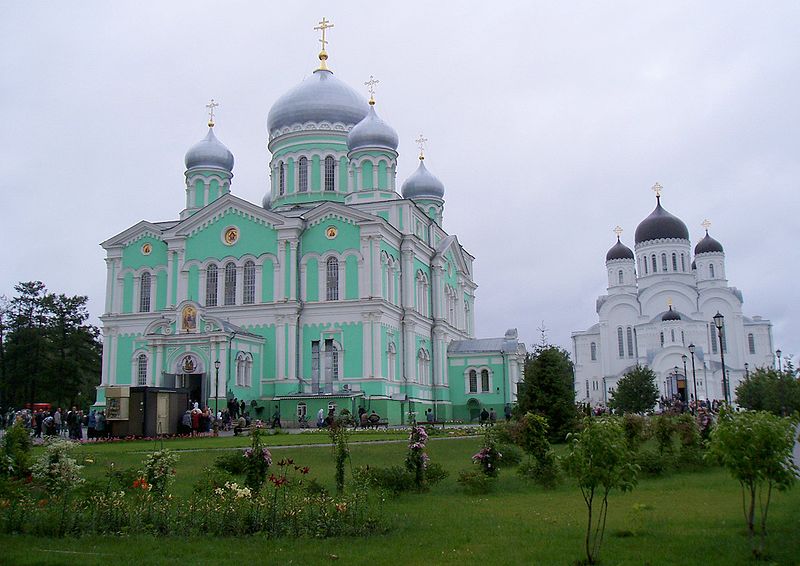 Троицкий собор (слева) и Преображенский собор (справа) Троицкий собор (слева) и Преображенский собор (справа)