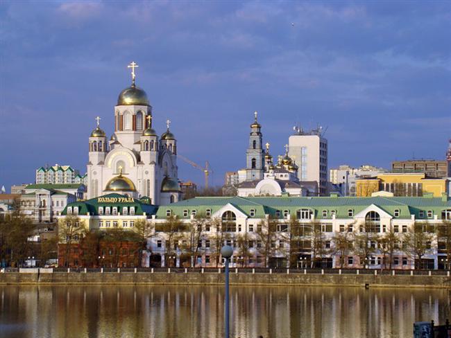 Вид на набережную в центре Екатеринбурга Вид на набережную в центре Екатеринбурга