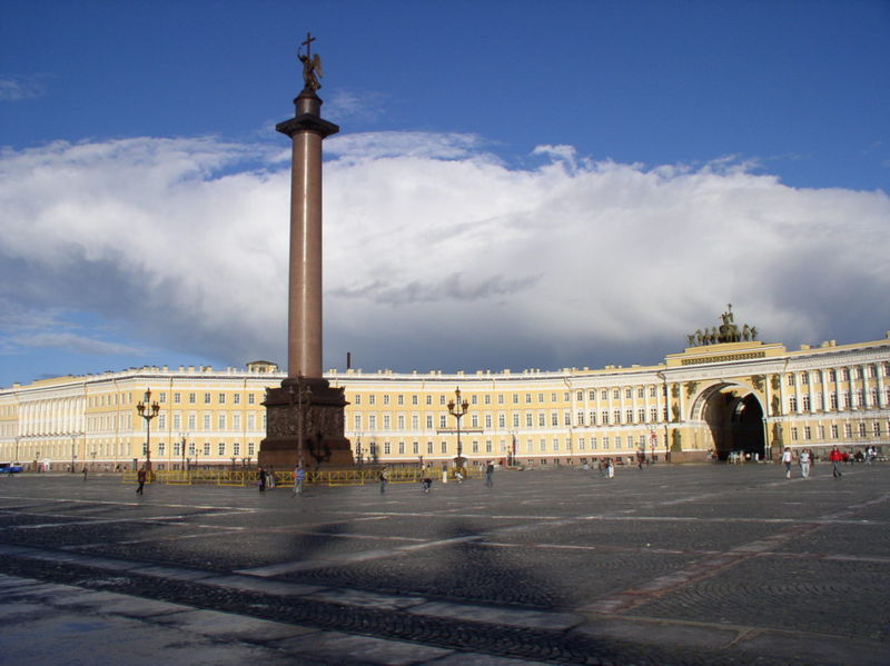 Дворцовая площадь: вид на Александровскую колонну и арку Главного штаба