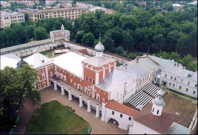 Вид на Архиерейский двор с колокольни Вид на Архиерейский двор с колокольни