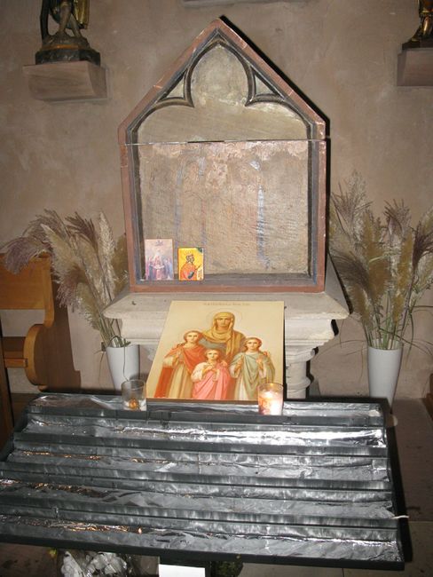 Аналойная икона святых мучениц из Санкт-Петербургского подворья нашего монастыря приложена к раке со святыми мощами. 