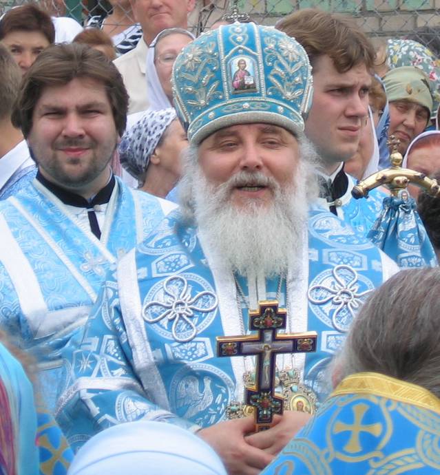 Архиепископ истринский Арсений передает верущим напутствие Патриарха. Архиепископ истринский Арсений передает верущим напутствие Патриарха.