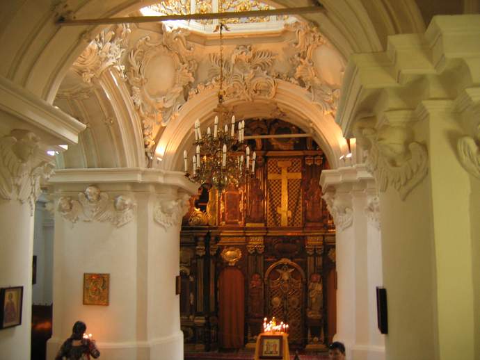 Алтарь и внутреннее убранство полуподземной церкви Константина и Елены.