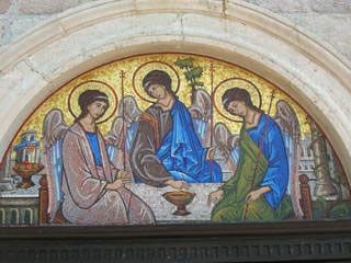 Мозаика над входом в храм св. Троицы, Будва 
