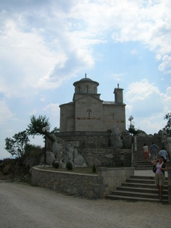 Храм, где находятся мощи мученика Станко (пастушок, убитый турками) Чуть выше монастыря Нижний Острог 