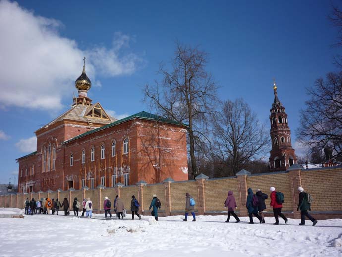 Походы проводятся круглый год и в любую погоду. Несмотря на мороз, мы идем в Покровско-Васильевский монастырь Павловского Посада.