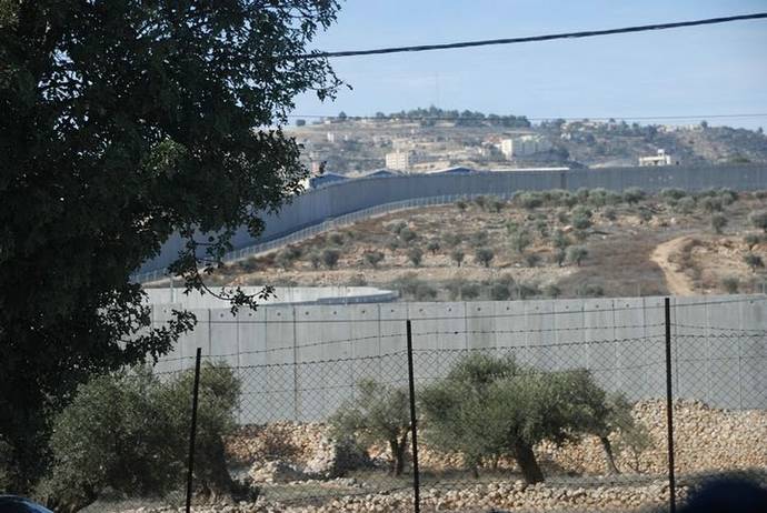 стена, отделяющая территорию Палестинской Автономии
