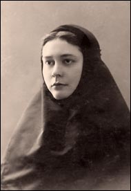 Мы не знаем имени этой инокини, на обороте фотографии стоит только дата: 1913 год. Но, видимо, на снимке запечатлена будущая новомученица, так как ее фотография мироточила и продолжает благоухать Мы не знаем имени этой инокини, на обороте фотографии стоит только дата: 1913 год. Но, видимо, на снимке запечатлена будущая новомученица, так как ее фотография мироточила и продолжает благоухать
