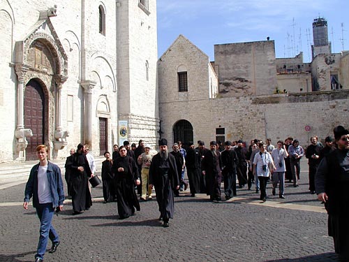 Перед базиликой святителя Николая