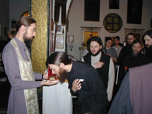Братия прикладывается к мощам святого патриарха Нифонта в русском храме в Риме