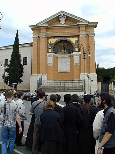 Перед храмом святого Лаврентия со святой лестницей
