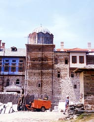 купол этого храма монастыря Ксиропотам в XIII веке обрушился на людей. Вот почему стены средневекового храма гораздо древнее купола, котрый был восстановлен сравнительно недавно.
