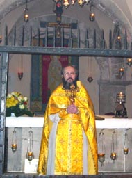 иерей Сергий Гусельников у гробницы с мощами Святителя Николая