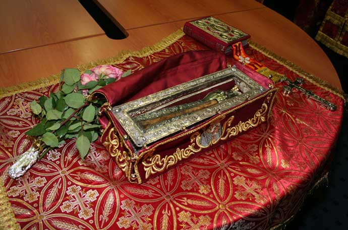 Мощи святителя Спиридона. Аэропорт Домодедово, 2007 год Мощи святителя Спиридона. Аэропорт Домодедово, 2007 год